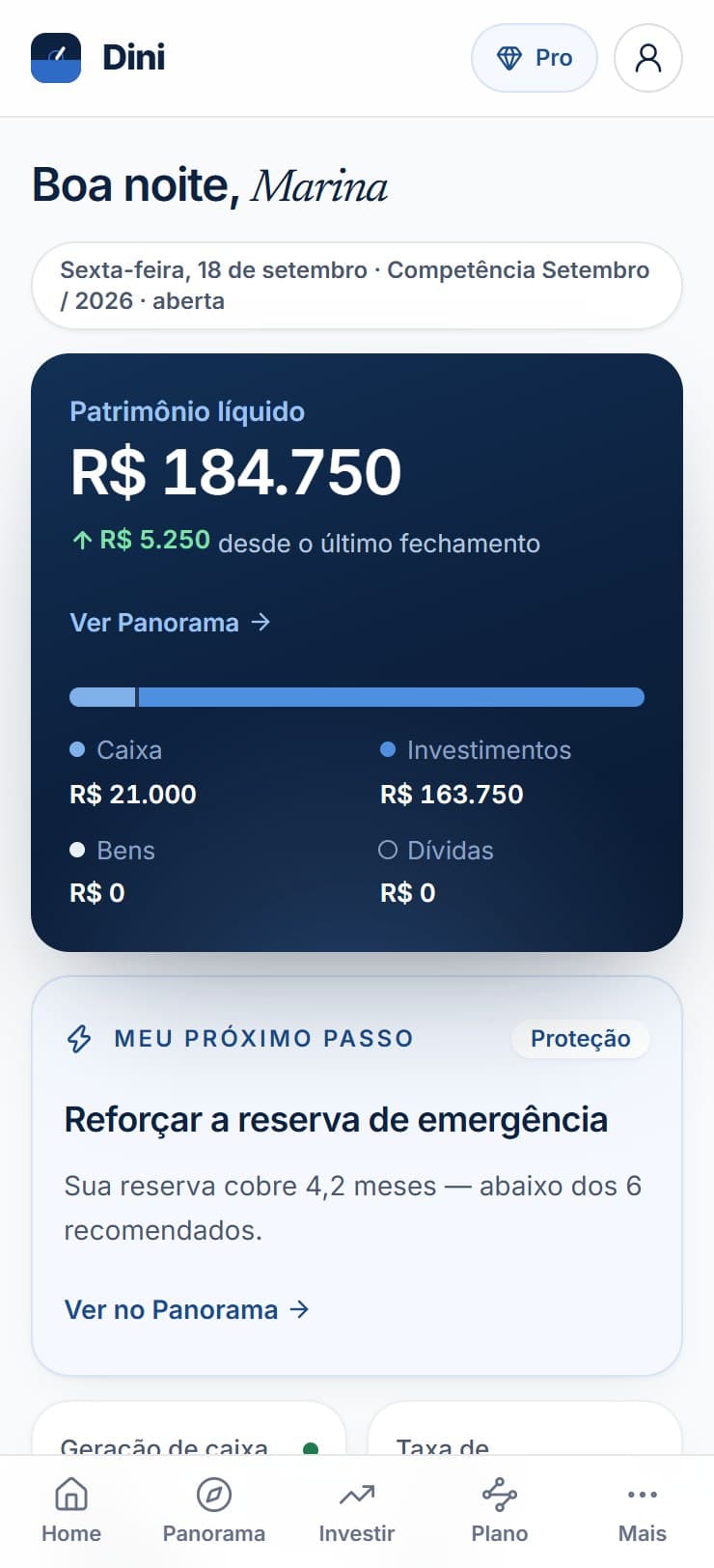 Tela inicial do app Dini (exemplo ilustrativo): patrimônio líquido de R$ 184.750 e o próximo passo — reforçar a reserva de emergência